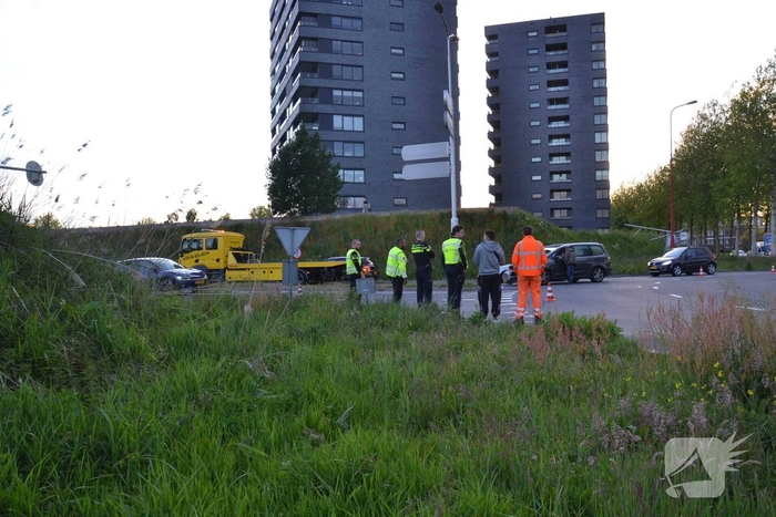 Aanrijding tussen auto's op rotonde