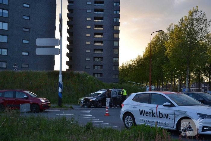 Aanrijding tussen auto's op rotonde