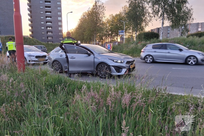 Aanrijding tussen auto's op rotonde
