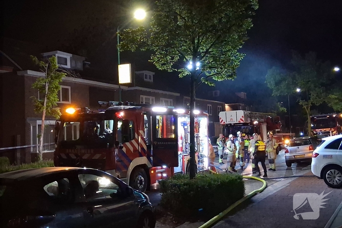 Auto in brand bij woning