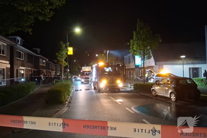 Auto in brand bij woning