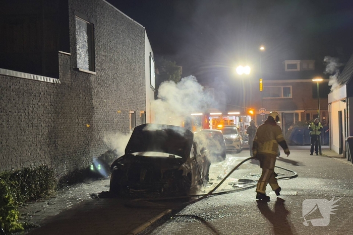 Auto in brand bij woning