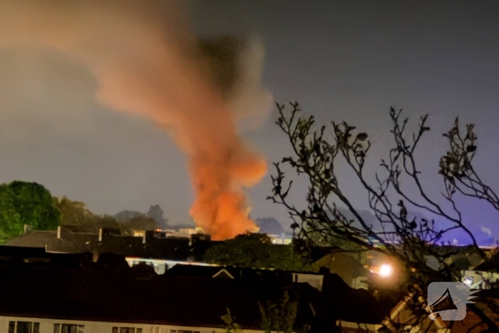 Auto in brand bij woning