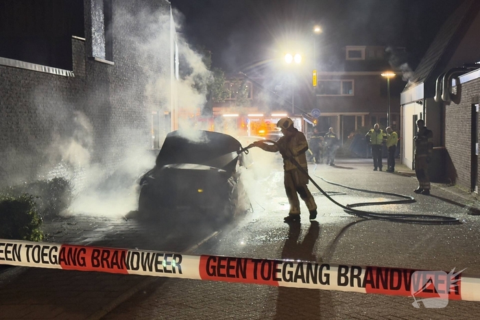 Auto in brand bij woning