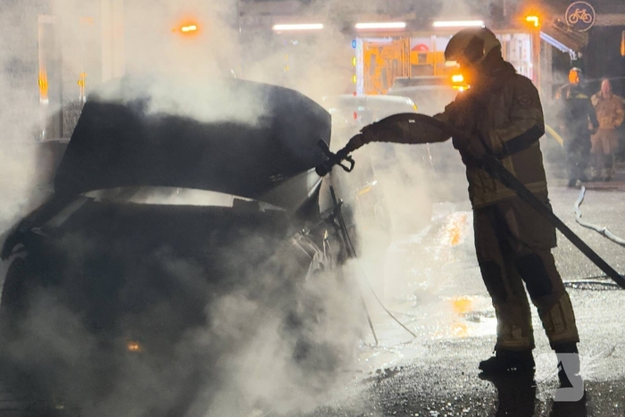 Auto in brand bij woning