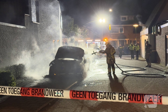 Auto in brand bij woning