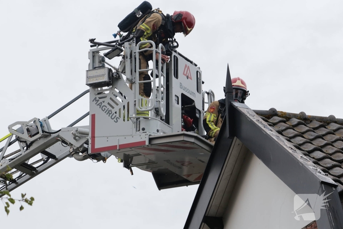 Brand in schoorsteen van woning