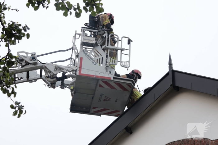 Brand in schoorsteen van woning