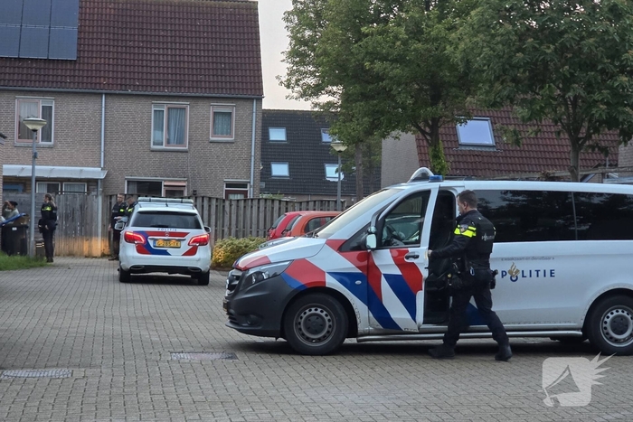 Auto onder vuur in woonwijk