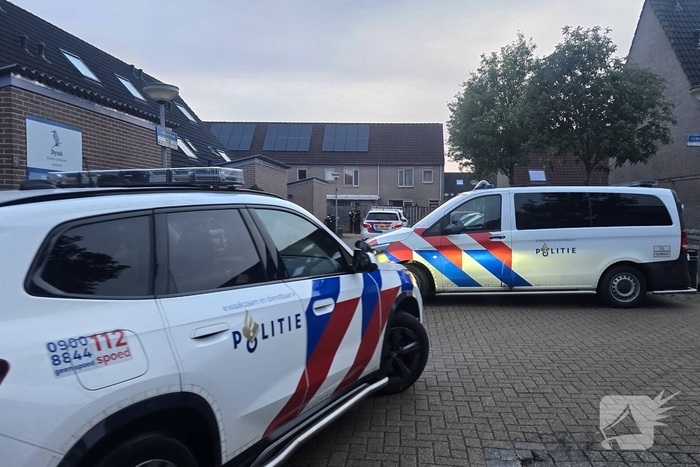 Auto onder vuur in woonwijk