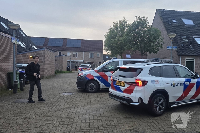 Auto onder vuur in woonwijk