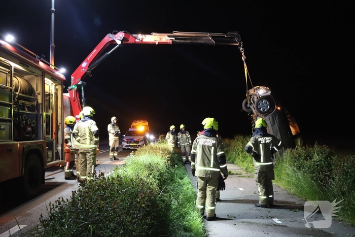 Auto belandt in sloot na ongeval
