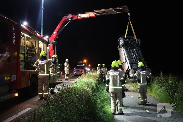 Auto belandt in sloot na ongeval