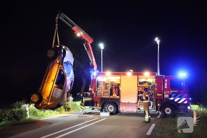 Auto belandt in sloot na ongeval