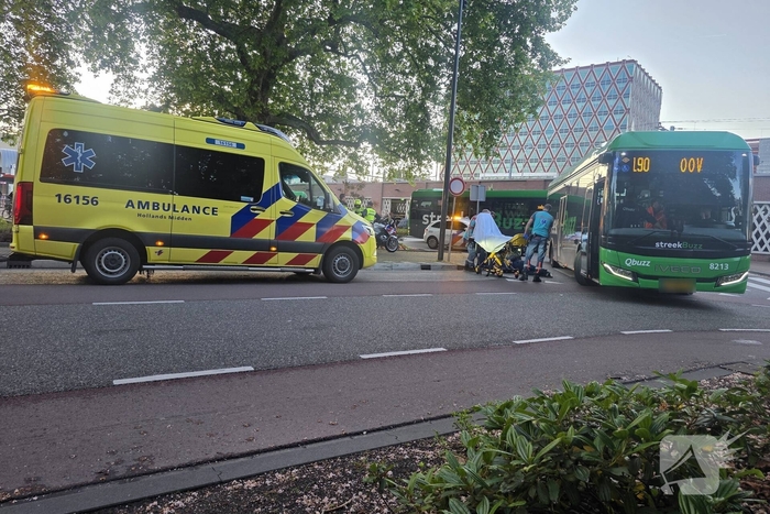 Voetganger gewond na aanrijding met bus