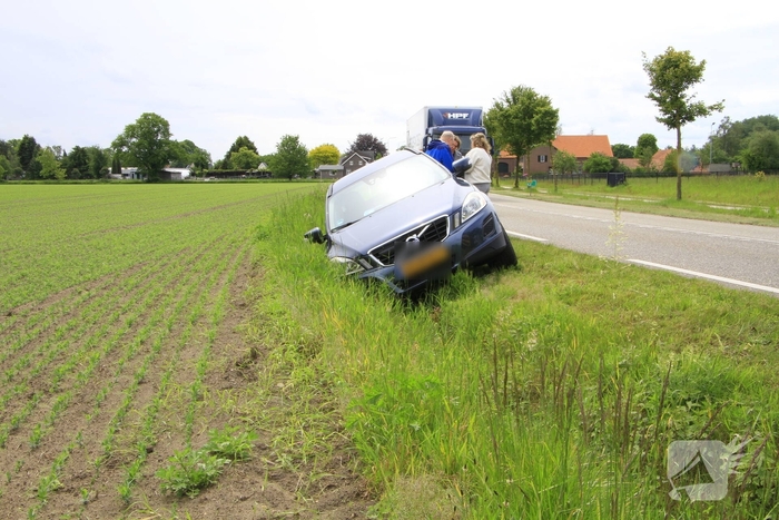 Bestuurder raakt van de weg na black-out