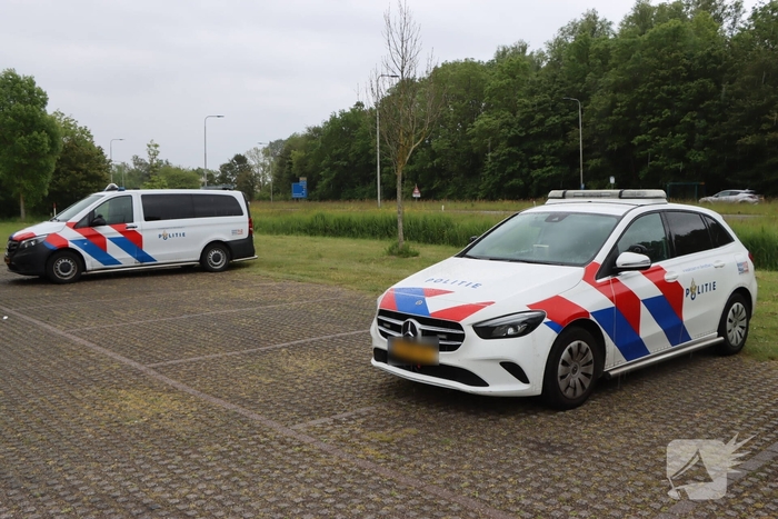 Vrachtwagen botst op stilstaande camper
