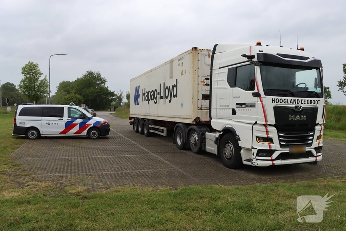 Vrachtwagen botst op stilstaande camper