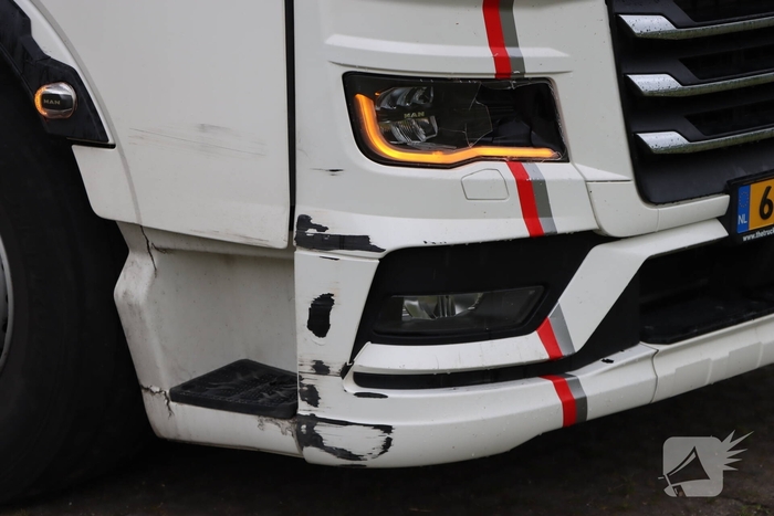 Vrachtwagen botst op stilstaande camper