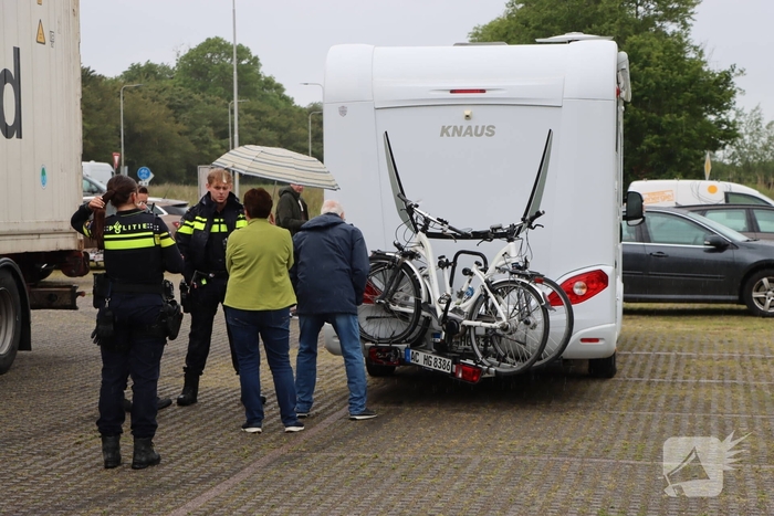 Vrachtwagen botst op stilstaande camper