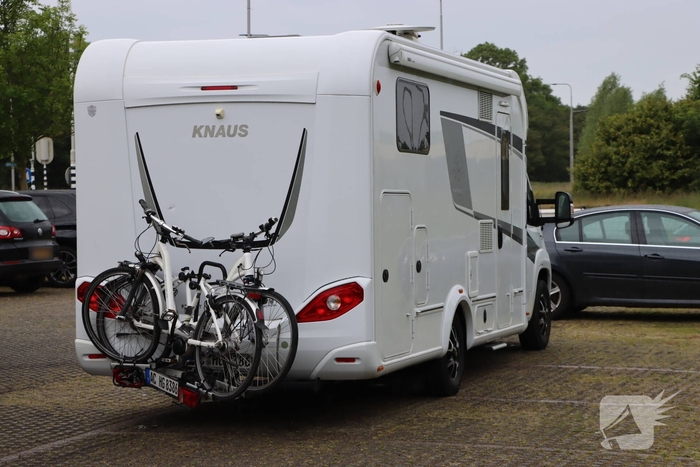 Vrachtwagen botst op stilstaande camper