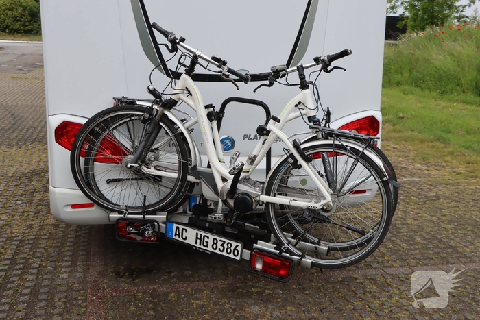 Vrachtwagen botst op stilstaande camper