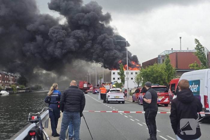Grote brand in bedrijfspand