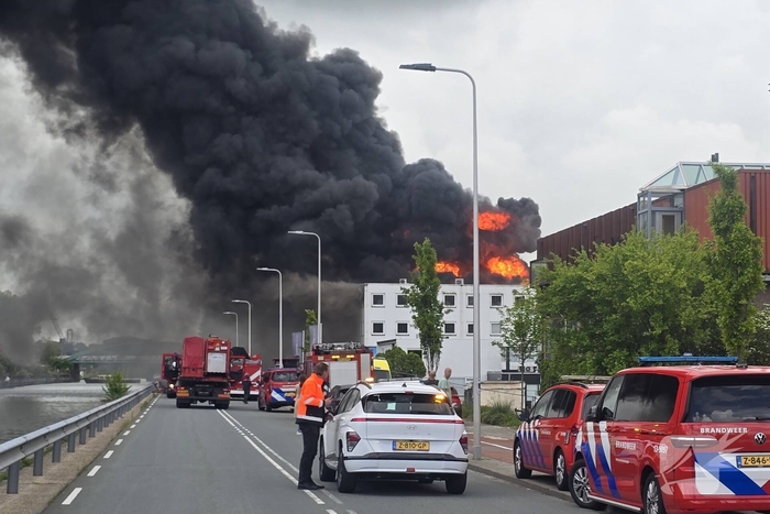 Grote brand in bedrijfspand