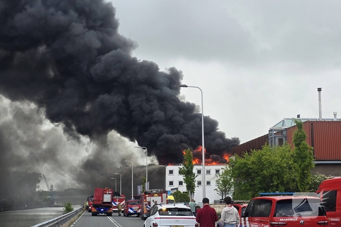 Grote brand in bedrijfspand