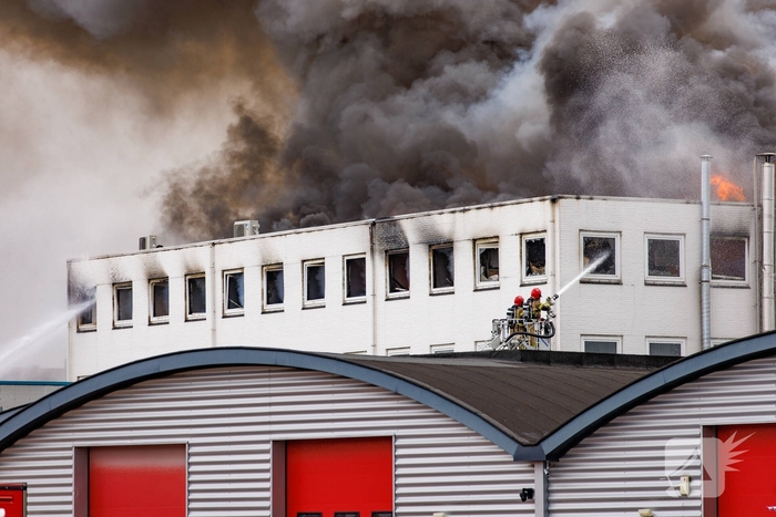 Grote brand in bedrijfspand