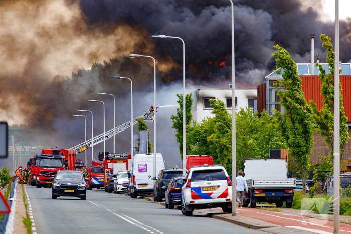 Grote brand in bedrijfspand