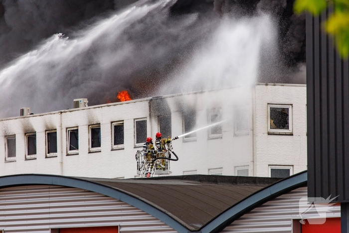 Grote brand in bedrijfspand