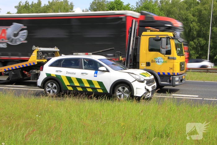 Douaneauto botst op andere wagen