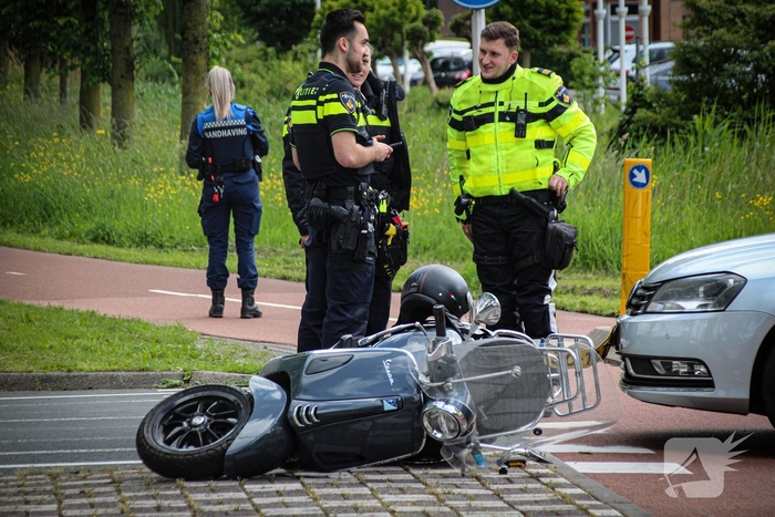 Scooterrijder gewond na aanrijding met automobilist
