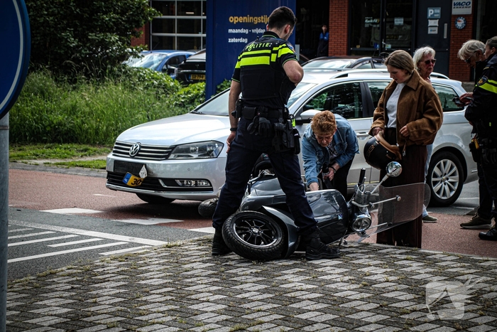 Scooterrijder gewond na aanrijding met automobilist