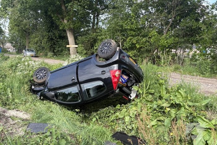 Auto belandt op de kop in sloot na ongeval