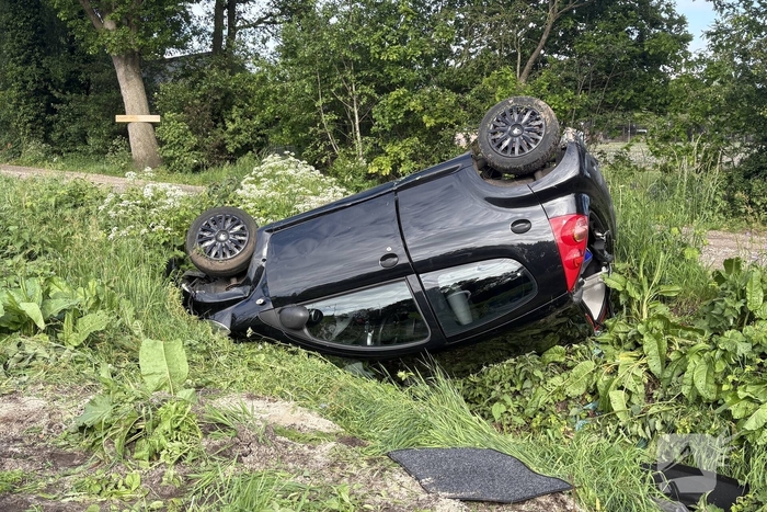 Auto belandt op de kop in sloot na ongeval