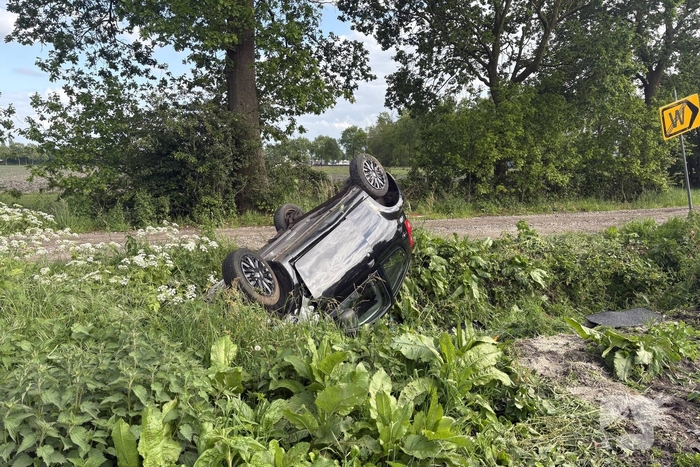 Auto belandt op de kop in sloot na ongeval