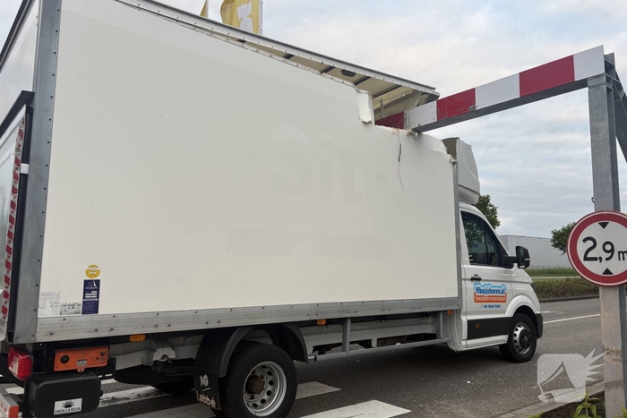 Busje vast onder hoogtebalk bij IKEA