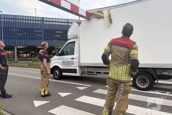 Busje vast onder hoogtebalk bij IKEA