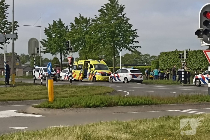 Scooterrijder onderuit bij kruising