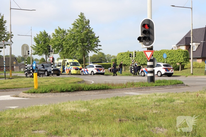 Scooterrijder onderuit bij kruising