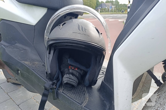 Scooterrijder onderuit bij kruising