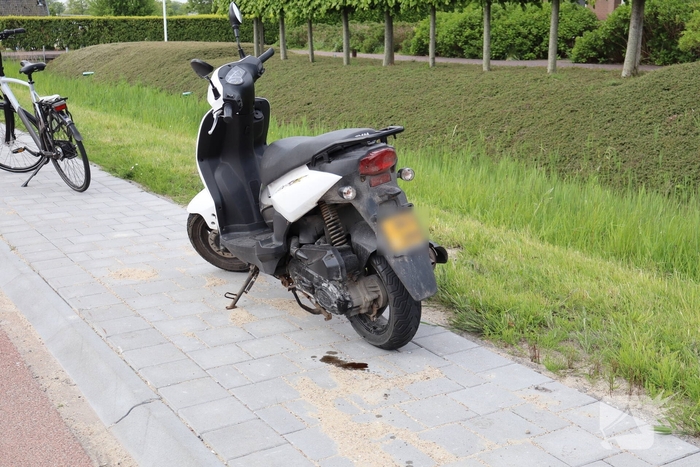 Scooterrijder onderuit bij kruising