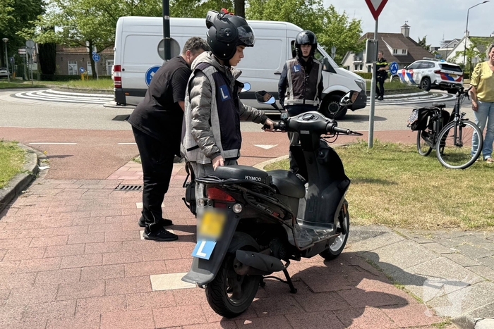 Fietser gewond bij aanrijding met les scooter, instructeur onder invloed