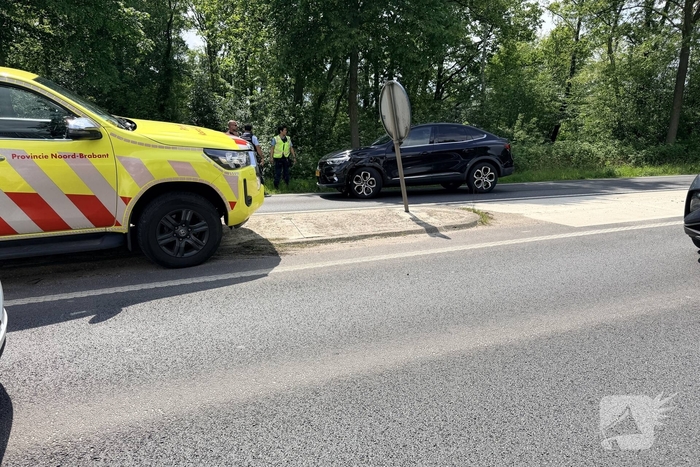 Aanrijding tussen twee voertuigen leidt tot afsluiting weg
