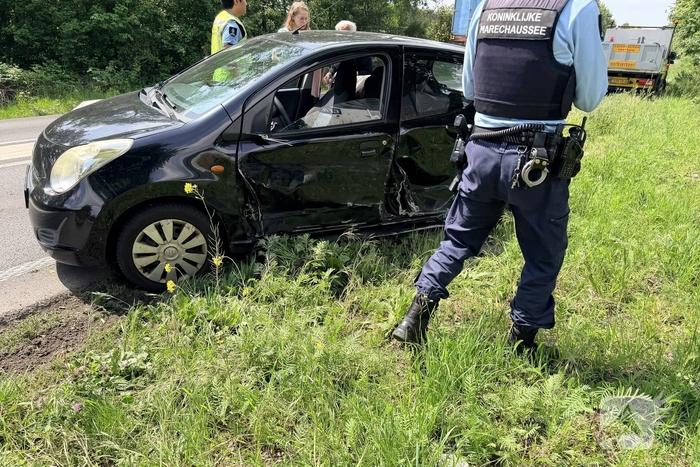 Aanrijding tussen twee voertuigen leidt tot afsluiting weg