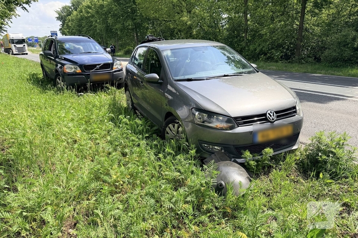 Aanrijding tussen twee voertuigen leidt tot afsluiting weg