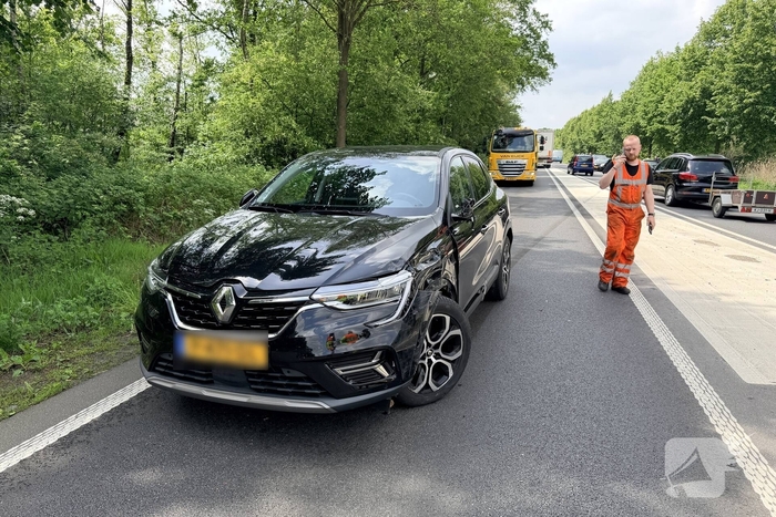 Aanrijding tussen twee voertuigen leidt tot afsluiting weg
