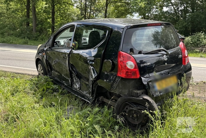 Aanrijding tussen twee voertuigen leidt tot afsluiting weg